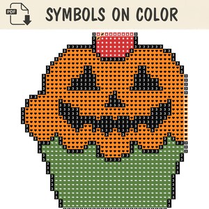 Puede incluir: Un patr&oacute;n de punto de cruz digital titulado SYMBOLS ON COLOR que presenta un dise&ntilde;o de calabaza pixelado. La calabaza es naranja con ojos y boca negros, un tallo rojo con estrellas blancas y una base verde, todo relleno con el n&uacute;mero 3.