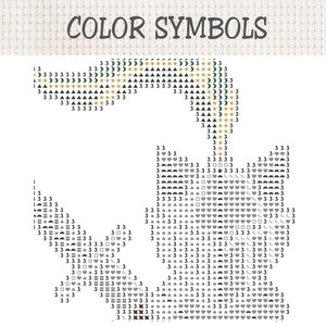 Op de afbeelding: Een kruissteekpatroon met de titel COLOR SYMBOLS in een rasterindeling. Het ontwerp toont een katachtige silhouet samengesteld uit diverse alfanumerieke tekens, cijfers en geometrische symbolen, waaronder sterren, manen, hartjes en vierkantjes.
