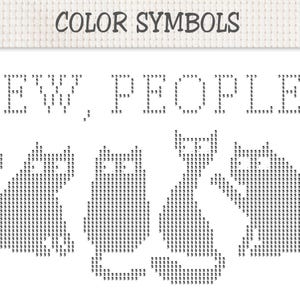 Pu&ograve; includere: Uno schema a punto croce su tessuto bianco con il testo "EW, PEOPLE" in lettere nere composte dal numero 5. Sotto il testo ci sono quattro sagome di gatti stilizzate, ognuna riempita con il numero 5 ripetuto in inchiostro nero.