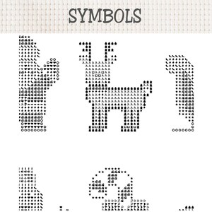 Pu&ograve; includere: Uno schema per punto croce intitolato SYMBOLS con icone nere disposte in griglie. Il design include una sagoma centrale di cervo, un blocco rettangolare verticale e una forma curva, composti da vari piccoli simboli geometrici.