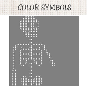 K&ouml;nnte beinhalten: Eine Kreuzstichvorlage mit dem Titel COLOR SYMBOLS, die ein Skelett aus wei&szlig;en Pik-Symbolen auf einem einfarbigen grauen Hintergrund zeigt. Das Design ist auf einer hellbeigen Stoffstruktur dargestellt und zeigt das Skelett.