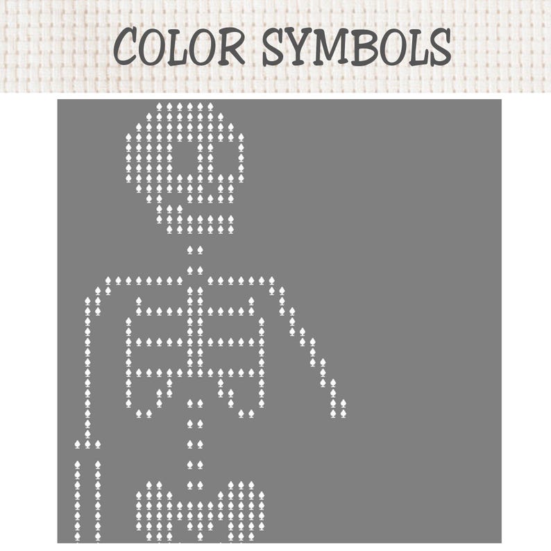 K&ouml;nnte beinhalten: Eine Kreuzstichvorlage mit dem Titel COLOR SYMBOLS, die ein Skelett aus wei&szlig;en Pik-Symbolen auf einem einfarbigen grauen Hintergrund zeigt. Das Design ist auf einer hellbeigen Stoffstruktur dargestellt und zeigt das Skelett.
