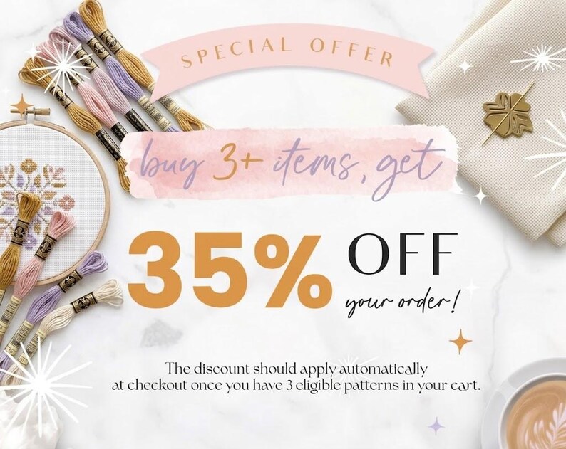 Pu&ograve; includere: Una collezione di fili da ricamo in tonalit&agrave; oro, rosa e lavanda, un telaio da ricamo con motivo floreale, un tessuto beige con una spilla a quadrifoglio dorata e il testo SPECIAL OFFER buy 3+ items, get 35% OFF your order!
