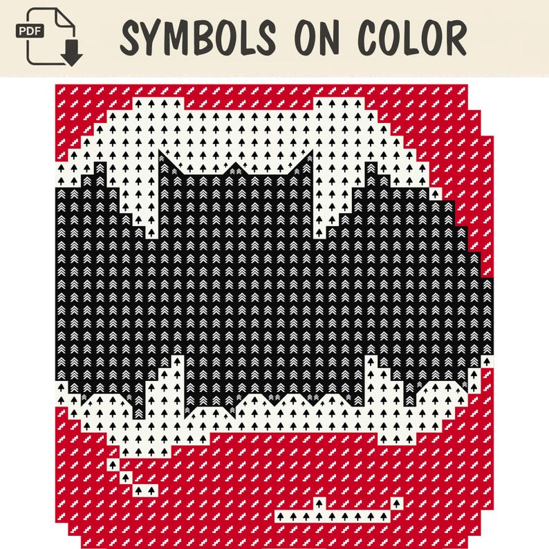 Op de afbeelding: Een kruissteekpatroon getiteld SYMBOLS ON COLOR met een centrale zwarte vleermuissilhouet tegen een witte cirkelvormige achtergrond, geplaatst op een rood raster. Het ontwerp gebruikt herhalende pijlsymbolen voor de steekplaatsing.