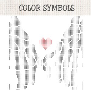 K&ouml;nnte beinhalten: Ein Kreuzstichmuster auf wei&szlig;em Stoff mit dem Text COLOR SYMBOLS oben. Das Design besteht aus zwei symmetrischen Fl&uuml;geln, die aus der Zahl 1 in schwarzer Tinte gebildet werden, mit einem roten Herz aus der Zahl 8 in der Mitte.