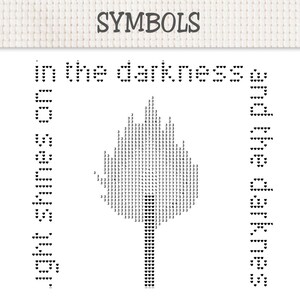 Puede incluir: Un patr&oacute;n de punto de cruz sobre tela Aida blanca con la palabra SYMBOLS en la parte superior. El texto dice In the darkness light shines on and the darkness. Una forma de hoja central est&aacute; formada por los n&uacute;meros 3, 5, 7, 4 y 6, con un tallo de corazones.