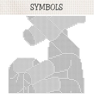 Pu&ograve; includere: Uno schema per punto croce intitolato SYMBOLS, che presenta una griglia di numeri neri e forme a rombo su sfondo bianco. Il design mostra una disposizione di codici numerici utilizzata per il ricamo, con file di cifre e simboli in una formazione.