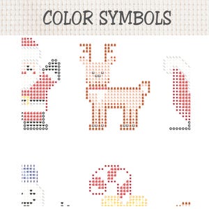 Pu&ograve; includere: Uno schema a punto croce intitolato COLOR SYMBOLS che presenta varie icone a tema natalizio. La griglia mostra una renna, una figura parziale di Babbo Natale e altre forme festive composte da simboli rossi, marroni, gialli e neri su tessuto bianco.