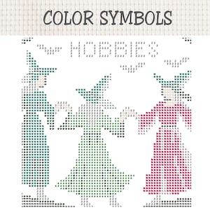 Pu&ograve; includere: Uno schema per punto croce intitolato COLOR SYMBOLS HOBBIES che raffigura tre figure con cappelli a punta. Il design utilizza vari simboli come numeri, croci e icone in tonalit&agrave; di verde, rosa e verde acqua su uno sfondo a griglia bianco.