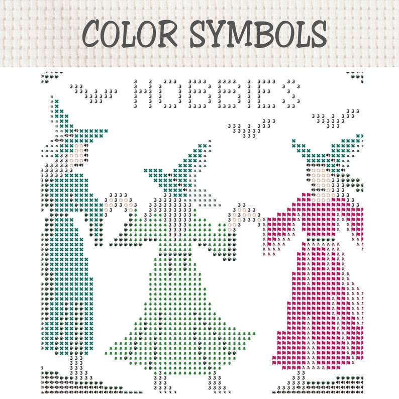 Pu&ograve; includere: Uno schema per punto croce intitolato COLOR SYMBOLS HOBBIES che raffigura tre figure con cappelli a punta. Il design utilizza vari simboli come numeri, croci e icone in tonalit&agrave; di verde, rosa e verde acqua su uno sfondo a griglia bianco.