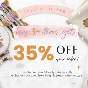 K&ouml;nnte beinhalten: Eine Auswahl an Stickgarn in Gold-, Rosa- und Lavendelt&ouml;nen, ein Stickrahmen mit Blumenmuster, ein beiger Stoff mit einer goldenen Kleeblattnadel und der Text SPECIAL OFFER buy 3+ items, get 35% OFF your order!