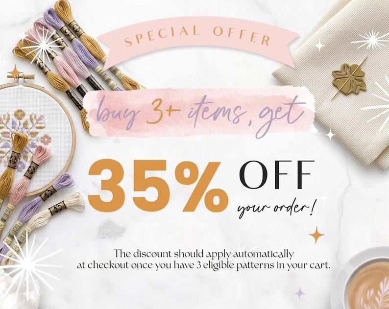 K&ouml;nnte beinhalten: Eine Auswahl an Stickgarn in Gold-, Rosa- und Lavendelt&ouml;nen, ein Stickrahmen mit Blumenmuster, ein beiger Stoff mit einer goldenen Kleeblattnadel und der Text SPECIAL OFFER buy 3+ items, get 35% OFF your order!