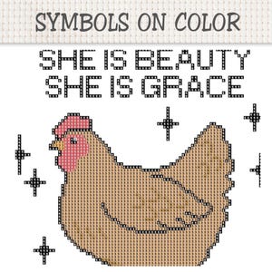 Puede incluir: Un patr&oacute;n de punto de cruz con una gallina marr&oacute;n con cresta y barbillas rosas, rodeada de peque&ntilde;os s&iacute;mbolos de estrellas negras. El texto dice SYMBOLS ON COLOR, SHE IS BEAUTY, SHE IS GRACE. Cada secci&oacute;n contiene peque&ntilde;os n&uacute;meros negros.