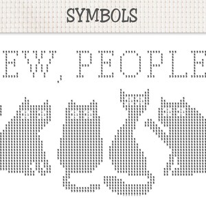 Pu&ograve; includere: Un modello a punto croce su tessuto bianco con il testo "EW, PEOPLE" in alto, seguito da quattro sagome di gatti stilizzate in basso. L'intero disegno &egrave; composto dal numero 5, creando un effetto pixelato sullo sfondo bianco.