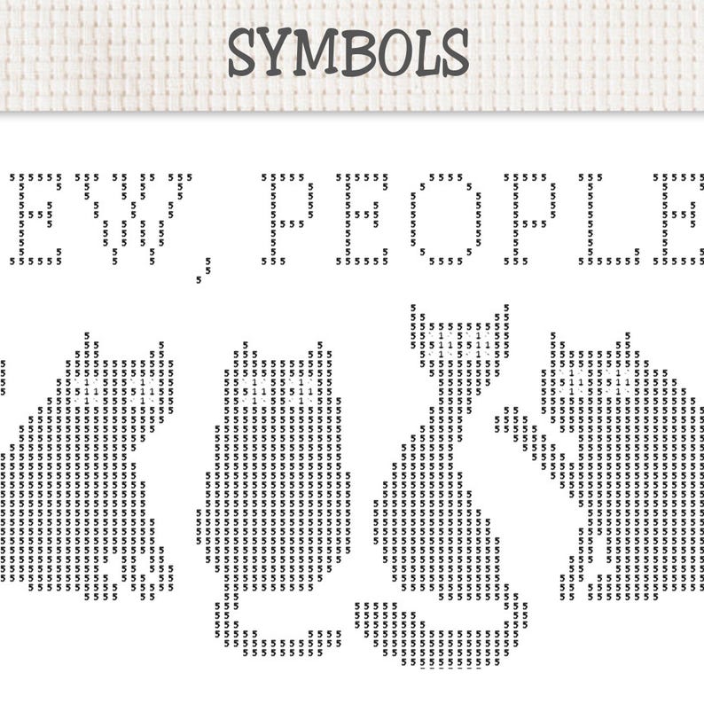 Pu&ograve; includere: Un modello a punto croce su tessuto bianco con il testo "EW, PEOPLE" in alto, seguito da quattro sagome di gatti stilizzate in basso. L'intero disegno &egrave; composto dal numero 5, creando un effetto pixelato sullo sfondo bianco.