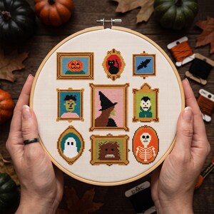 Korsstygnsmönster för Halloween-porträtt, nålsticksmönster för ramar till Halloween-hemsökta herrgårdar, direktnedladdning bild 4