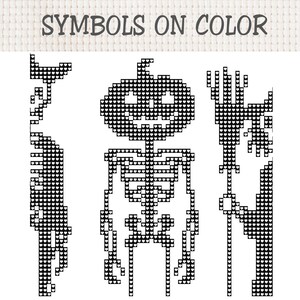 K&ouml;nnte beinhalten: Ein Kreuzstichmuster mit dem Titel SYMBOLS ON COLOR, das drei schwarze, verpixelte Designs auf einem wei&szlig;en Rasterhintergrund zeigt. Die zentrale Figur ist ein Skelett mit K&uuml;rbiskopf, flankiert von einer Bord&uuml;re und einem Besen.