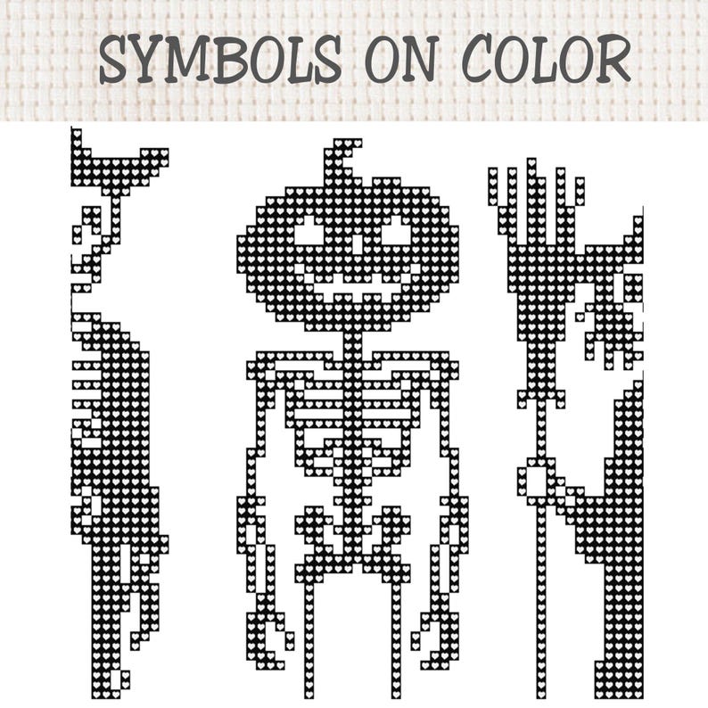 K&ouml;nnte beinhalten: Ein Kreuzstichmuster mit dem Titel SYMBOLS ON COLOR, das drei schwarze, verpixelte Designs auf einem wei&szlig;en Rasterhintergrund zeigt. Die zentrale Figur ist ein Skelett mit K&uuml;rbiskopf, flankiert von einer Bord&uuml;re und einem Besen.