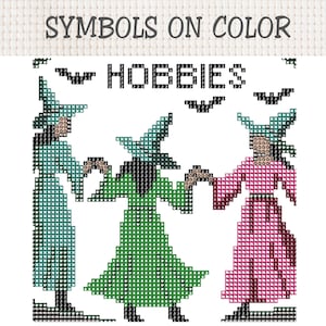 Pu&ograve; includere: Uno schema a punto croce intitolato HOBBIES che raffigura tre figure con cappelli a punta, realizzate in blocchi pixelati color verde acqua, verde e rosa. Il disegno include sagome di pipistrelli neri e simboli numerici sovrapposti alle figure.