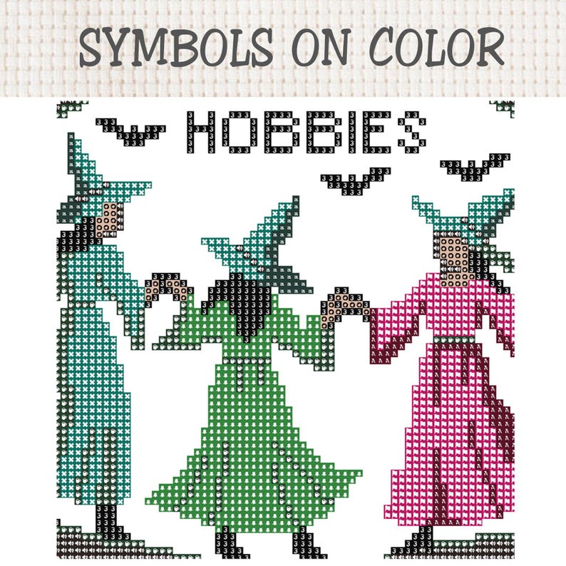 Pu&ograve; includere: Uno schema a punto croce intitolato HOBBIES che raffigura tre figure con cappelli a punta, realizzate in blocchi pixelati color verde acqua, verde e rosa. Il disegno include sagome di pipistrelli neri e simboli numerici sovrapposti alle figure.