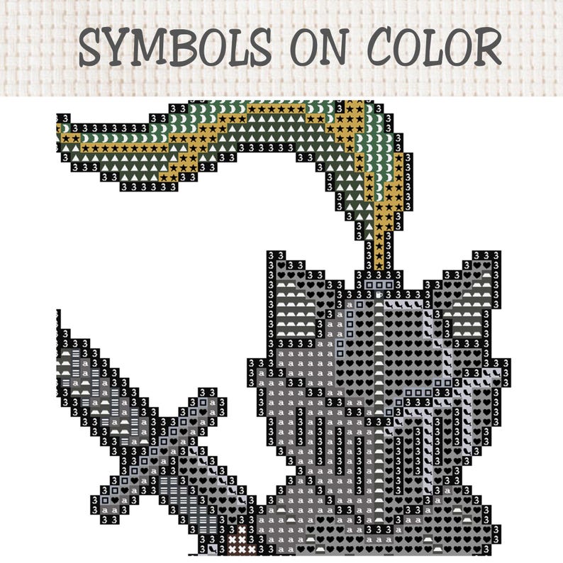 Op de afbeelding: Een kruissteekpatroon getiteld SYMBOLS ON COLOR met een ridderhelm met een pluim en een zwaard. Het ontwerp bestaat uit een raster van zwarte vierkantjes met diverse symbolen zoals cijfers, letters, sterren en hartjes voor de draadkleuren.