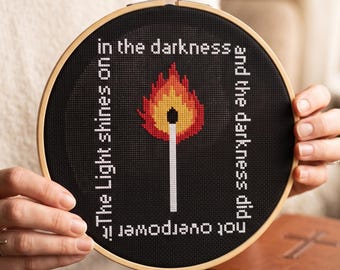Johannes 1:5 Bibelvers Korsstygnsmönster, Ljuset lyser i mörkret, Kristet broderi, Match Needlepoint PDF-nedladdning