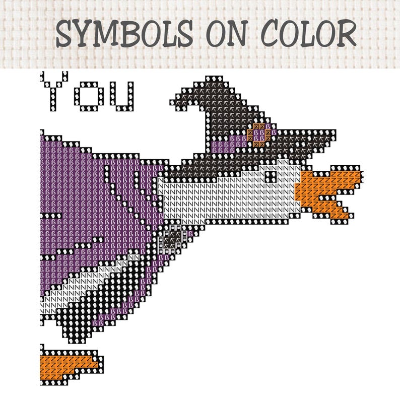 Op de afbeelding: Een kruissteekpatroon getiteld SYMBOLS ON COLOR met een eend die een zwarte heksenhoed met een paarse band draagt. De eend heeft een witte kop, een oranje snavel en een paars lichaam. Het ontwerp bevat het woord YOU in zwarte omlijnde letters.
