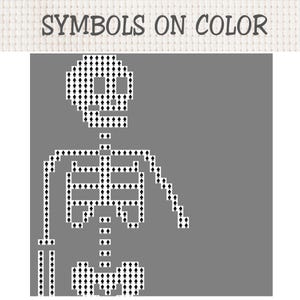 K&ouml;nnte beinhalten: Ein Kreuzstichmuster auf grauem Hintergrund mit einer Skelettfigur, die aus kleinen schwarzen Pik-Symbolen besteht. Der Text SYMBOLS ON COLOR ist in Dunkelgrau oben im Bild &uuml;ber einem wei&szlig;en, strukturierten Stoffrand aufgedruckt.
