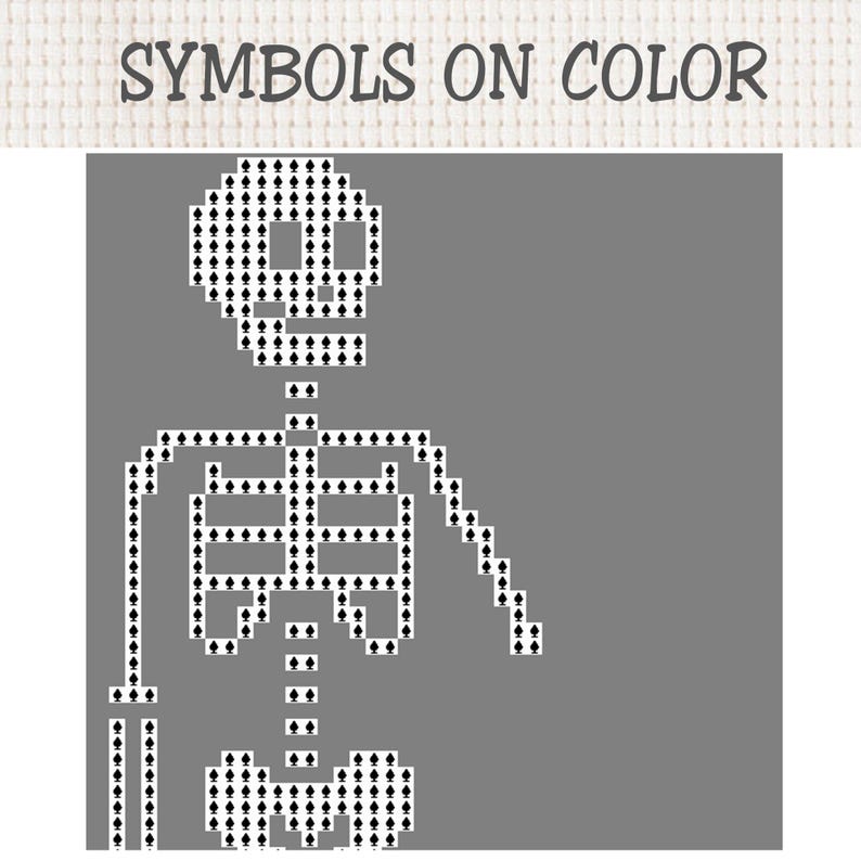 K&ouml;nnte beinhalten: Ein Kreuzstichmuster auf grauem Hintergrund mit einer Skelettfigur, die aus kleinen schwarzen Pik-Symbolen besteht. Der Text SYMBOLS ON COLOR ist in Dunkelgrau oben im Bild &uuml;ber einem wei&szlig;en, strukturierten Stoffrand aufgedruckt.