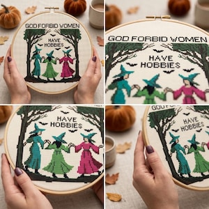 Pu&ograve; includere: Un telaio da ricamo circolare in legno contenente un disegno a punto croce su tessuto bianco. Il disegno raffigura tre figure con cappelli da strega e abiti color verde acqua, verde e rosa, che si tengono per mano sotto alberi con il testo GOD FORBID WOMEN HAVE HOBBIES.
