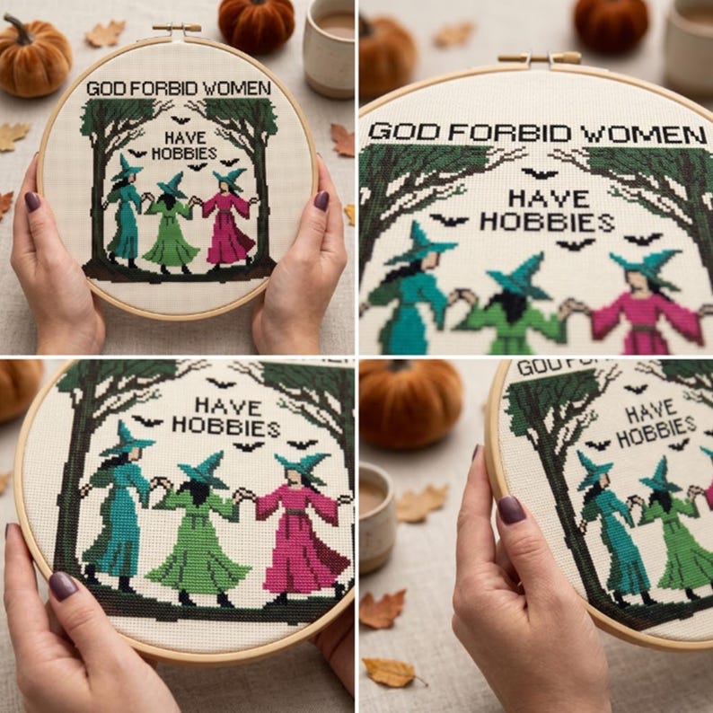 Pu&ograve; includere: Un telaio da ricamo circolare in legno contenente un disegno a punto croce su tessuto bianco. Il disegno raffigura tre figure con cappelli da strega e abiti color verde acqua, verde e rosa, che si tengono per mano sotto alberi con il testo GOD FORBID WOMEN HAVE HOBBIES.