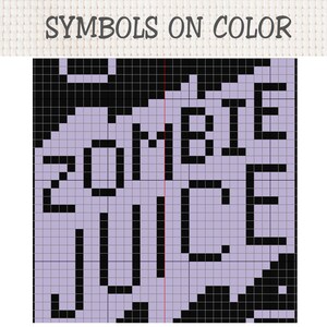 K&ouml;nnte beinhalten: Ein Kreuzstichmuster-Diagramm mit einem Raster aus schwarzen und hellvioletten Quadraten. Der Text ZOMBIE JUICE ist in einer fetten, blockartigen Pixel-Schrift dargestellt. Oben im Bild steht der Text SYMBOLS ON COLOR auf wei&szlig;em Grund.