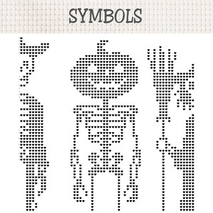 K&ouml;nnte beinhalten: Ein Kreuzstichmuster mit der &Uuml;berschrift SYMBOLS, das drei schwarze Motive aus winzigen Herzformen zeigt. Die Motive umfassen eine vertikale Katze, ein zentrales Skelett mit K&uuml;rbiskopf und einen Besenstiel, der von einer Hand rechts gehalten wird.