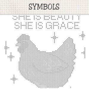 Puede incluir: Un patr&oacute;n de punto de cruz sobre tela blanca con el texto SYMBOLS en la parte superior, seguido de la frase SHE IS BEAUTY SHE IS GRACE. Debajo del texto hay una silueta de pollo pixelada rodeada de peque&ntilde;as estrellas de cuatro puntas.