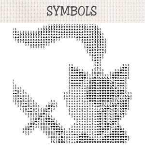 Op de afbeelding: Een kruissteekpatroon met de titel SYMBOLS, voorzien van een zwart-wit raster. Het ontwerp toont een silhouet van een kat dat is samengesteld uit diverse symbolen, waaronder sterren, manen, hartjes, driehoeken, vierkantjes en het cijfer 3.