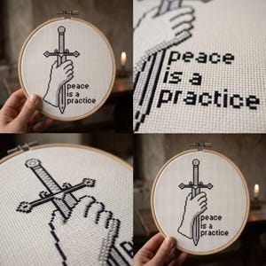 K&ouml;nnte beinhalten: Ein runder Holzstickrahmen mit wei&szlig;em Stoff und einem schwarzen Kreuzstichmotiv einer Hand, die ein Schwert h&auml;lt. Der Text "peace is a practice" ist in schwarzen Buchstaben neben dem Schwert gestickt. Das Design besteht aus Pixelmustern.