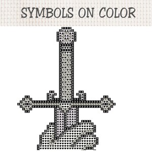 K&ouml;nnte beinhalten: Ein Kreuzstichmuster mit dem Titel SYMBOLS ON COLOR, das eine Schwertform aus schwarz-wei&szlig;en Rasterquadraten zeigt. Das Design enth&auml;lt sich wiederholende Symbole wie die Zahl 3, Dreiecke und Herzen in einer vertikalen Schwertanordnung.