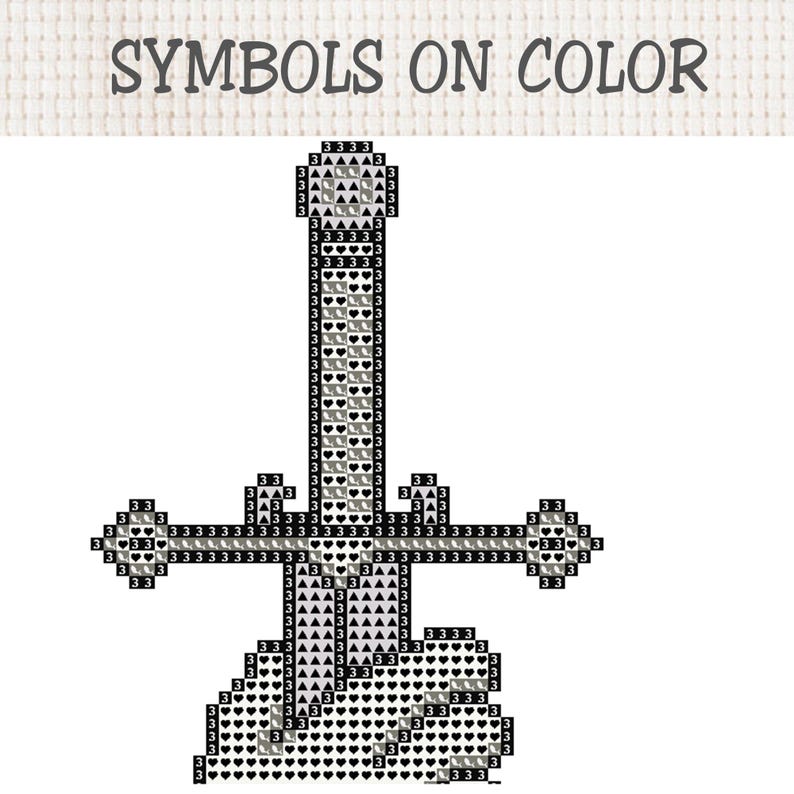 K&ouml;nnte beinhalten: Ein Kreuzstichmuster mit dem Titel SYMBOLS ON COLOR, das eine Schwertform aus schwarz-wei&szlig;en Rasterquadraten zeigt. Das Design enth&auml;lt sich wiederholende Symbole wie die Zahl 3, Dreiecke und Herzen in einer vertikalen Schwertanordnung.