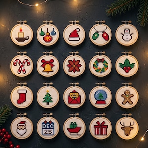 Pode incluir: Uma cole&ccedil;&atilde;o de vinte bastidores de bordado circulares de madeira, cada um contendo um padr&atilde;o de ponto cruz com tema natalino em tecido branco, incluindo uma vela, ornamentos, gorro de Papai Noel, luzes, boneco de neve, bengalas doces, sino, poins&eacute;tia, guirlanda, azevinho, meia, &aacute;rvore, envelope, globo de neve, boneco de gengibre, rosto de Papai Noel, calend&aacute;rio com 25 dez, tren&oacute;, presente e rena.