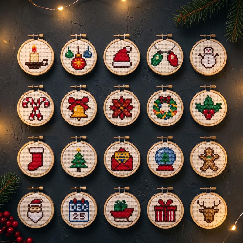 Pode incluir: Uma cole&ccedil;&atilde;o de vinte bastidores de bordado circulares de madeira, cada um contendo um padr&atilde;o de ponto cruz com tema natalino em tecido branco, incluindo uma vela, ornamentos, gorro de Papai Noel, luzes, boneco de neve, bengalas doces, sino, poins&eacute;tia, guirlanda, azevinho, meia, &aacute;rvore, envelope, globo de neve, boneco de gengibre, rosto de Papai Noel, calend&aacute;rio com 25 dez, tren&oacute;, presente e rena.