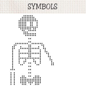 K&ouml;nnte beinhalten: Ein Kreuzstichmuster auf wei&szlig;em Aida-Stoff mit dem Wort SYMBOLS in schwarzer Schrift &uuml;ber einer Skelettfigur. Das Skelett besteht vollst&auml;ndig aus kleinen schwarzen Pik-Symbolen, die die Form von Sch&auml;del, Brustkorb und Becken bilden.