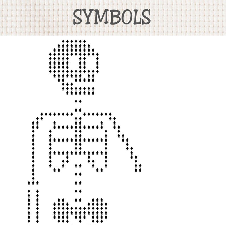 K&ouml;nnte beinhalten: Ein Kreuzstichmuster auf wei&szlig;em Aida-Stoff mit dem Wort SYMBOLS in schwarzer Schrift &uuml;ber einer Skelettfigur. Das Skelett besteht vollst&auml;ndig aus kleinen schwarzen Pik-Symbolen, die die Form von Sch&auml;del, Brustkorb und Becken bilden.