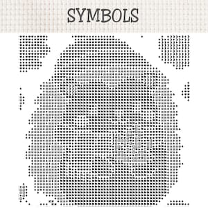 K&ouml;nnte beinhalten: Ein Kreuzstichmuster auf wei&szlig;em Aida-Stoff mit dem Wort SYMBOLS am oberen Rand. Das Design besteht aus einem dichten Raster schwarzer geometrischer Symbole wie Herzen, Pik, Monden, Flaggen und Quadraten, die eine kreisf&ouml;rmige Form bilden.