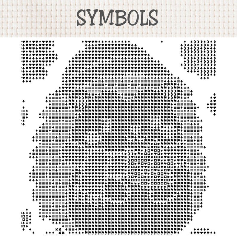 K&ouml;nnte beinhalten: Ein Kreuzstichmuster auf wei&szlig;em Aida-Stoff mit dem Wort SYMBOLS am oberen Rand. Das Design besteht aus einem dichten Raster schwarzer geometrischer Symbole wie Herzen, Pik, Monden, Flaggen und Quadraten, die eine kreisf&ouml;rmige Form bilden.