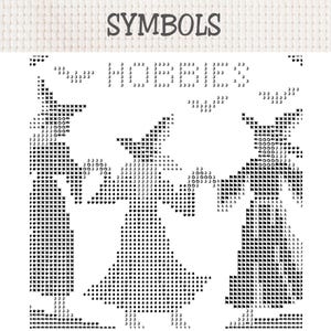Pu&ograve; includere: Uno schema a punto croce in bianco e nero con il testo SYMBOLS e HOBBIES nella parte superiore. Il disegno mostra tre figure con cappelli a punta, realizzate in una griglia di vari simboli tra cui numeri, lettere e forme.