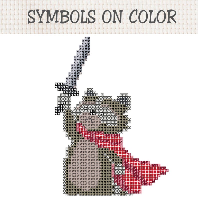 Pu&ograve; includere: Uno schema a punto croce intitolato SYMBOLS ON COLOR che raffigura un orso pixelato che tiene in alto una spada. L'orso &egrave; reso in tonalit&agrave; di grigio e marrone con una sciarpa o mantello rosso, composto da vari simboli su una griglia.
