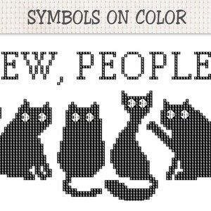Pu&ograve; includere: Un modello a punto croce su tessuto bianco con il testo "EW, PEOPLE" in lettere nere. Sotto il testo ci sono quattro figure di gatti neri stilizzate, composte da piccoli quadrati con il numero 5 e occhi bianchi contrassegnati dal numero 1.