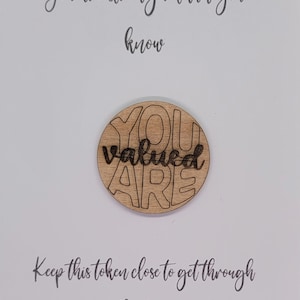 Símbolo de abraço de bolso de madeira: Você é mais forte do que imagina - Valorizado - Inspiração, pensando em você, presente para me buscar, motivação, amizade