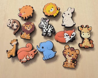 Nuovi charm per scarpe a tema animali della savana, leone, giraffa, elefante, perfetti per le tue scarpe. Charm carini e compatibili con le scarpe.