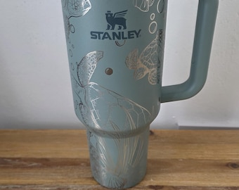 Original Stanley Turtles, unter dem Meer, Ozeanthema Gravierter Becher 40 Unzen doppelwandiger, isolierter Becher mit Griffen